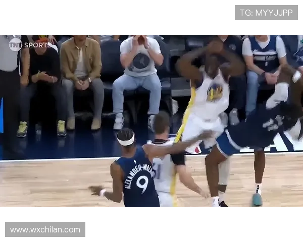 戴维斯脚踝伤赛场独自回更衣室